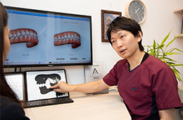 治療計画を説明する様子写真